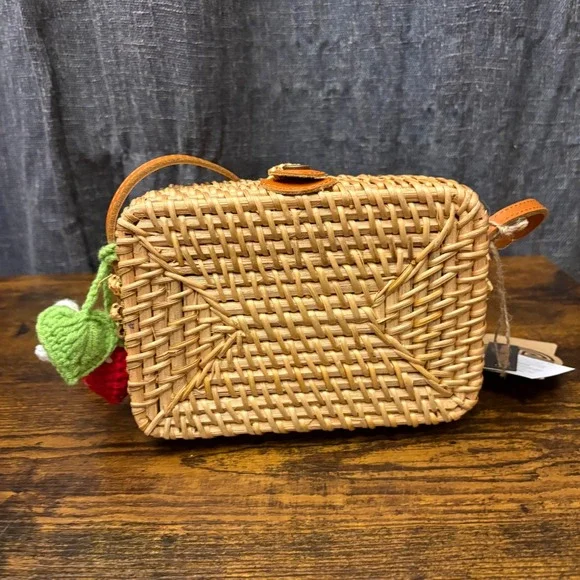 NWT Rattan Woven Picnic Basket Crossbody Bag Leather Strap Strawberry Charm - Picture 3 of 7